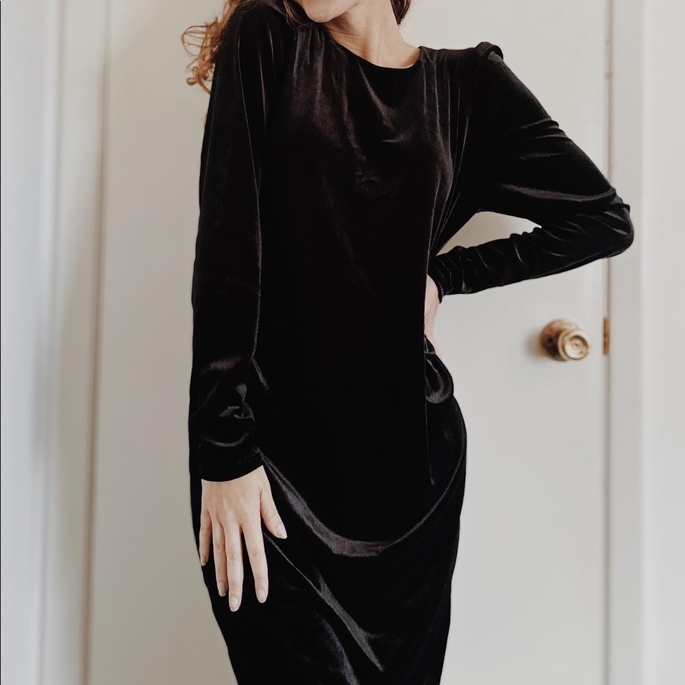 Stunning black velvet long sleeve dress 🖤
